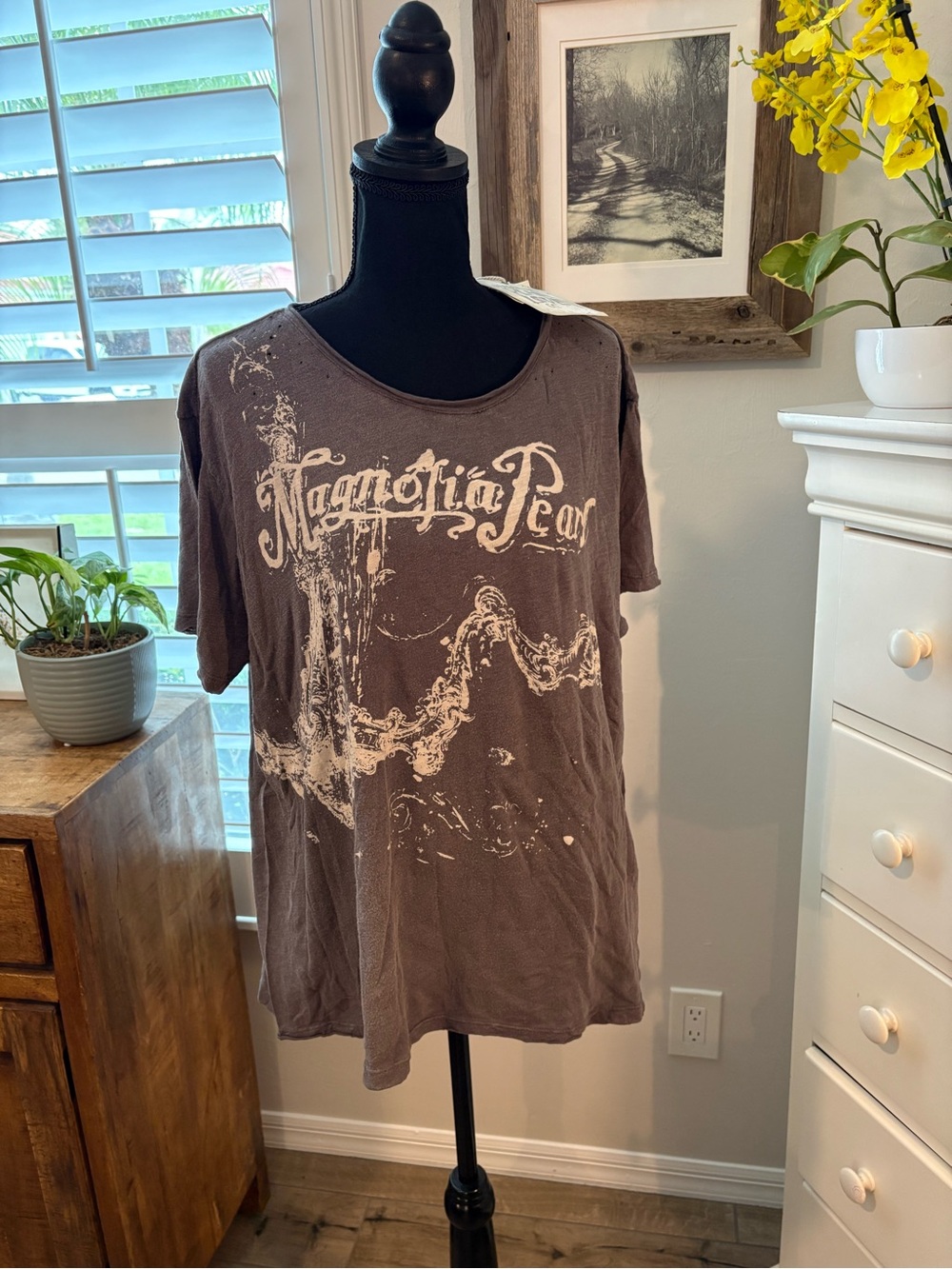 Magnolia Pearl NWT Rose Royce Tee in Ozzy, OS